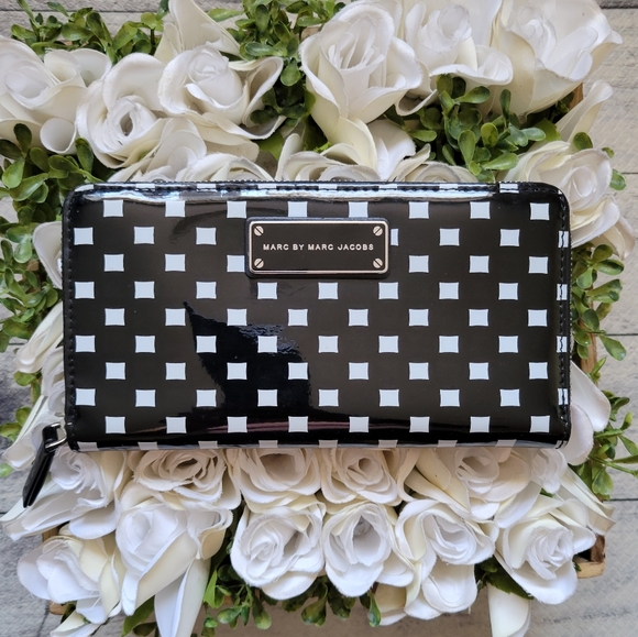Marc Jacobs Handbags - Marc Jacobs Zip Around Wallet